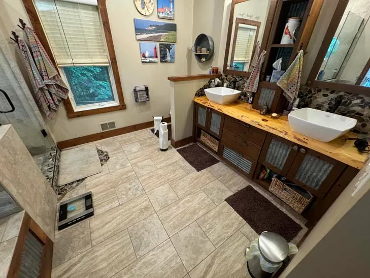 An image of a sparkly bathroom
